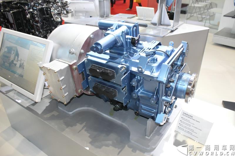 上海—动力管理公司伊顿，在第十六届上海国际汽车工业展览会（2015上海国际车展）上发布了专为中国市场设计的12挡机械式自动变速箱——捷驱。图为伊顿上海车展展示的纯电驱动系统新品 