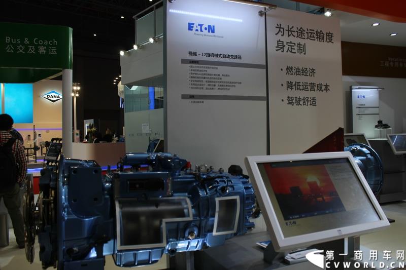 上海—动力管理公司伊顿，在第十六届上海国际汽车工业展览会（2015上海国际车展）上发布了专为中国市场设计的12挡机械式自动变速箱——捷驱。图为伊顿上海车展展示新发布的12挡机械式自动变速箱——捷驱新品 