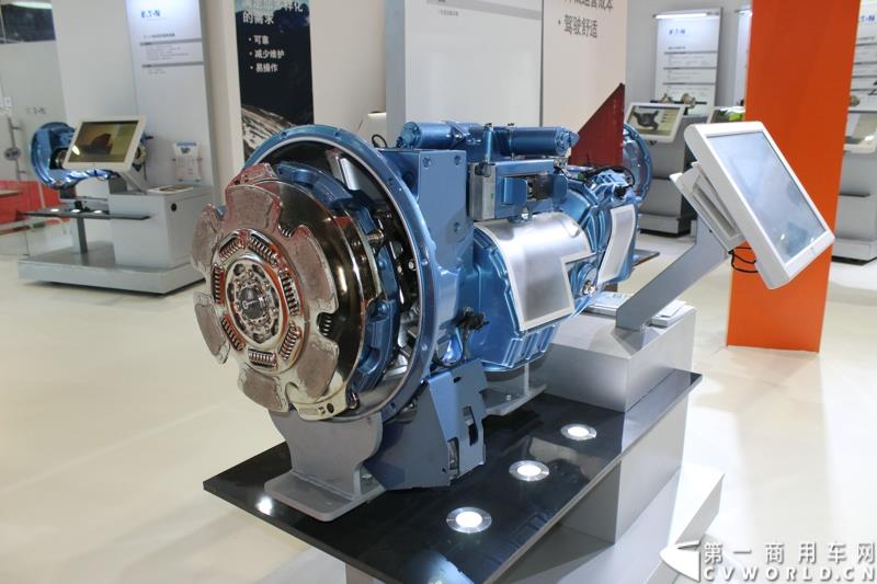 上海—动力管理公司伊顿，在第十六届上海国际汽车工业展览会（2015上海国际车展）上发布了专为中国市场设计的12挡机械式自动变速箱——捷驱。图为伊顿上海车展展示新发布的12挡机械式自动变速箱——捷驱新品 
