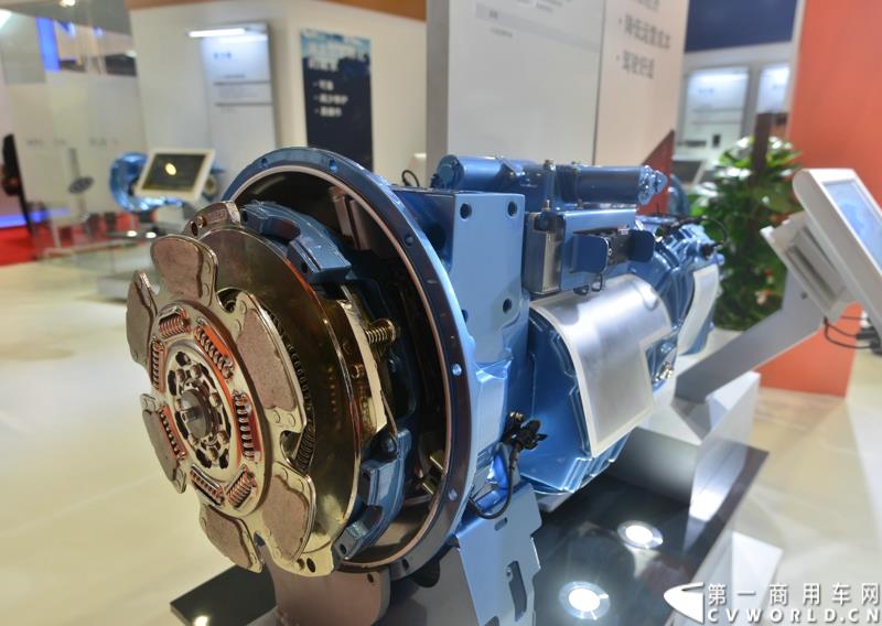 上海—动力管理公司伊顿，在第十六届上海国际汽车工业展览会（2015上海国际车展）上发布了专为中国市场设计的12挡机械式自动变速箱——捷驱。图为伊顿上海车展展示新发布的12挡机械式自动变速箱——捷驱新品 