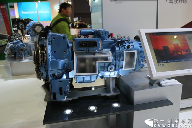 上海—动力管理公司伊顿，在第十六届上海国际汽车工业展览会（2015上海国际车展）上发布了专为中国市场设计的12挡机械式自动变速箱——捷驱。图为伊顿上海车展展示新发布的12挡机械式自动变速箱——捷驱新品 