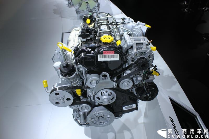 4月21日，潍柴智慧动力之国V轻机上市发布会在上海举行。发布会以“新常态、新机遇、新动力”为主题，推出了潍柴轻机家族的明星产品：WP2.1，RA425，WP3，WP4.1。图为上海车展上，潍柴动力全新发布了可满足国四、国五排放的RA425-RA428系列柴油发动机 