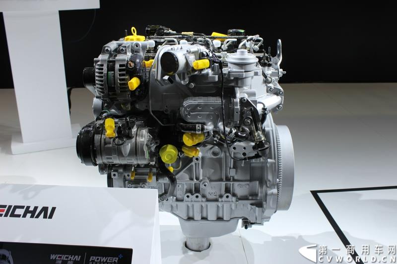 4月21日，潍柴智慧动力之国V轻机上市发布会在上海举行。发布会以“新常态、新机遇、新动力”为主题，推出了潍柴轻机家族的明星产品：WP2.1，RA425，WP3，WP4.1。图为上海车展上，潍柴动力全新发布了可满足国四、国五排放的RA425-RA428系列柴油发动机 