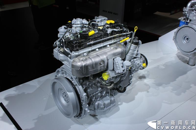 4月21日，潍柴智慧动力之国V轻机上市发布会在上海举行。发布会以“新常态、新机遇、新动力”为主题，推出了潍柴轻机家族的明星产品：WP2.1，RA425，WP3，WP4.1。图为上海车展上，潍柴动力全新发布了可满足国四、国五排放的RA425-RA428系列柴油发动机 