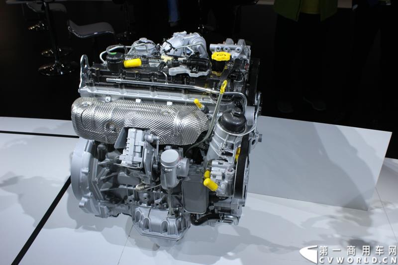 4月21日，潍柴智慧动力之国V轻机上市发布会在上海举行。发布会以“新常态、新机遇、新动力”为主题，推出了潍柴轻机家族的明星产品：WP2.1，RA425，WP3，WP4.1。图为上海车展上，潍柴动力全新发布了可满足国四、国五排放的RA425-RA428系列柴油发动机 