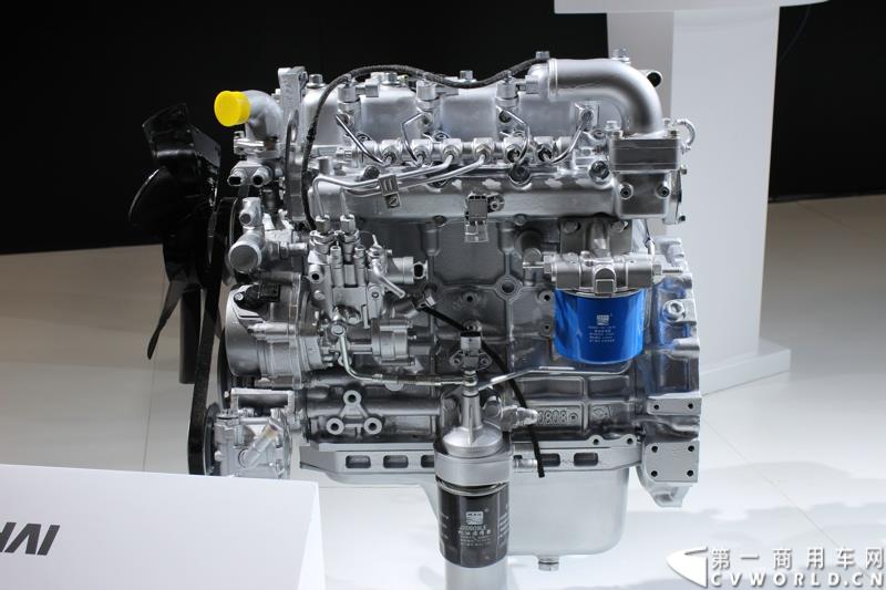 4月21日，潍柴智慧动力之国V轻机上市发布会在上海举行。发布会以“新常态、新机遇、新动力”为主题，推出了潍柴轻机家族的明星产品：WP2.1，RA425，WP3，WP4.1。图为上海车展上，潍柴动力全新发布了可满足国四、国五排放的WP2.1系列柴油发动机 