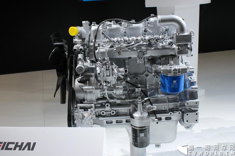 4月21日，潍柴智慧动力之国V轻机上市发布会在上海举行。发布会以“新常态、新机遇、新动力”为主题，推出了潍柴轻机家族的明星产品：WP2.1，RA425，WP3，WP4.1。图为上海车展上，潍柴动力全新发布了可满足国四、国五排放的WP2.1系列柴油发动机 