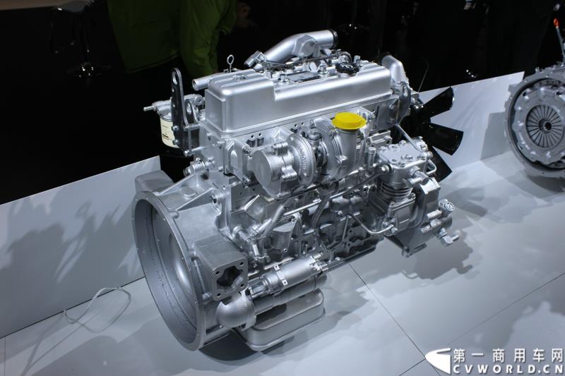 4月21日，潍柴智慧动力之国V轻机上市发布会在上海举行。发布会以“新常态、新机遇、新动力”为主题，推出了潍柴轻机家族的明星产品：WP2.1，RA425，WP3，WP4.1。图为上海车展上，潍柴动力全新发布了可满足国五排放标准WP4.1柴油发动机 