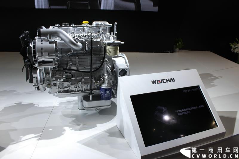 4月21日，潍柴智慧动力之国V轻机上市发布会在上海举行。发布会以“新常态、新机遇、新动力”为主题，推出了潍柴轻机家族的明星产品：WP2.1，RA425，WP3，WP4.1。图为上海车展上，潍柴动力全新发布了可满足国五排放标准WP4.1柴油发动机 