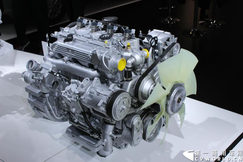 4月21日，潍柴智慧动力之国V轻机上市发布会在上海举行。发布会以“新常态、新机遇、新动力”为主题，推出了潍柴轻机家族的明星产品：WP2.1，RA425，WP3，WP4.1。图为上海车展上，潍柴动力全新发布了可满足国五排放的WP3柴油发动机 