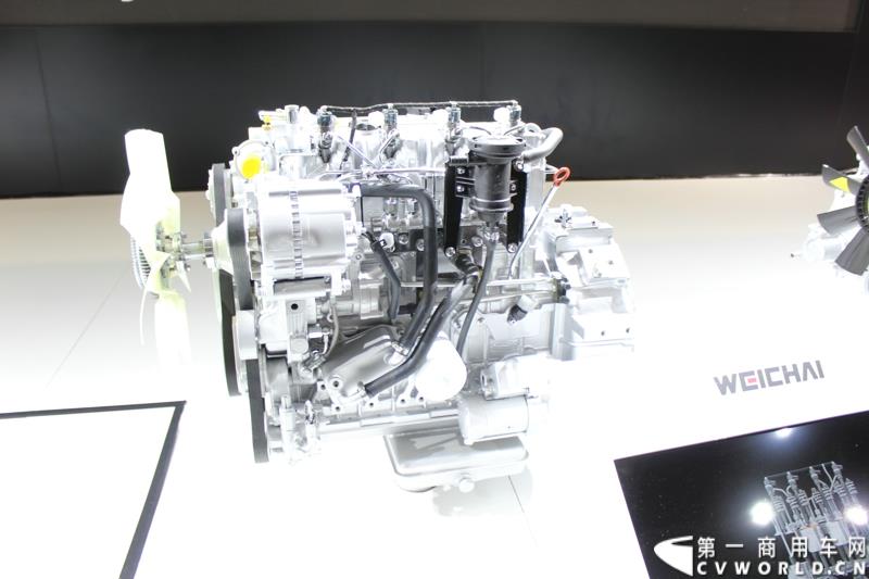 4月21日，潍柴智慧动力之国V轻机上市发布会在上海举行。发布会以“新常态、新机遇、新动力”为主题，推出了潍柴轻机家族的明星产品：WP2.1，RA425，WP3，WP4.1。图为上海车展上，潍柴动力全新发布了可满足国五排放的WP3柴油发动机 