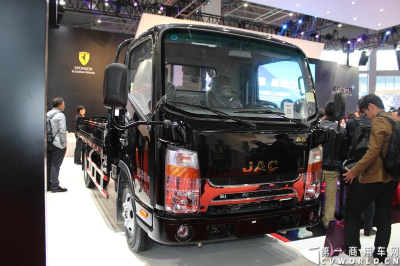 4月21日，潍柴智慧动力之国V轻机上市发布会在上海举行。发布会以“新常态、新机遇、新动力”为主题，推出了潍柴轻机家族的明星产品：WP2.1，RA425，WP3，WP4.1。图为搭载潍柴国五动力新品的江淮帅铃轻卡产品