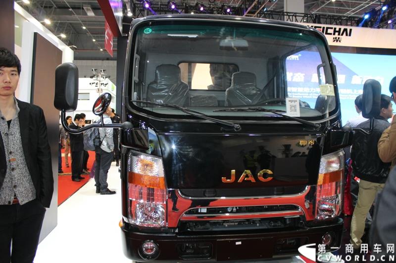 4月21日，潍柴智慧动力之国V轻机上市发布会在上海举行。发布会以“新常态、新机遇、新动力”为主题，推出了潍柴轻机家族的明星产品：WP2.1，RA425，WP3，WP4.1。图为搭载潍柴国五动力新品的江淮帅铃轻卡产品