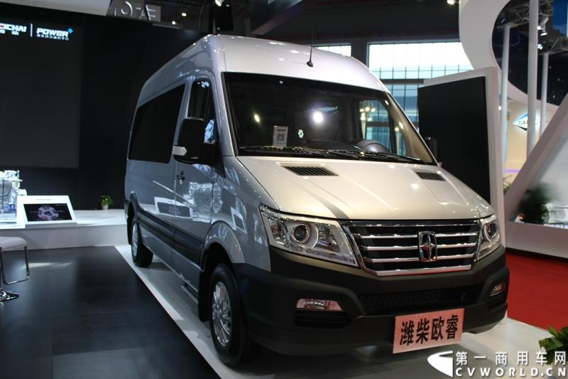 4月21日，潍柴智慧动力之国V轻机上市发布会在上海举行。发布会以“新常态、新机遇、新动力”为主题，推出了潍柴轻机家族的明星产品：WP2.1，RA425，WP3，WP4.1。图为搭载潍柴国五动力新品的亚星轻客产品 