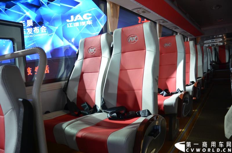 4月20日，第十六届上海国际车展盛大开幕，中国商用车行业领军品牌江淮轻型商用车携帅铃全系产品及最新国五动力集体参展，帅铃轻卡、帅铃X小卡、帅铃威司达中卡、帅铃T6皮卡等多款明星产品以城市物流专家集群形象亮相。图为安凯纯电动客车 