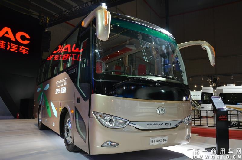 4月20日，第十六届上海国际车展盛大开幕，中国商用车行业领军品牌江淮轻型商用车携帅铃全系产品及最新国五动力集体参展，帅铃轻卡、帅铃X小卡、帅铃威司达中卡、帅铃T6皮卡等多款明星产品以城市物流专家集群形象亮相。图为安凯纯电动客车 