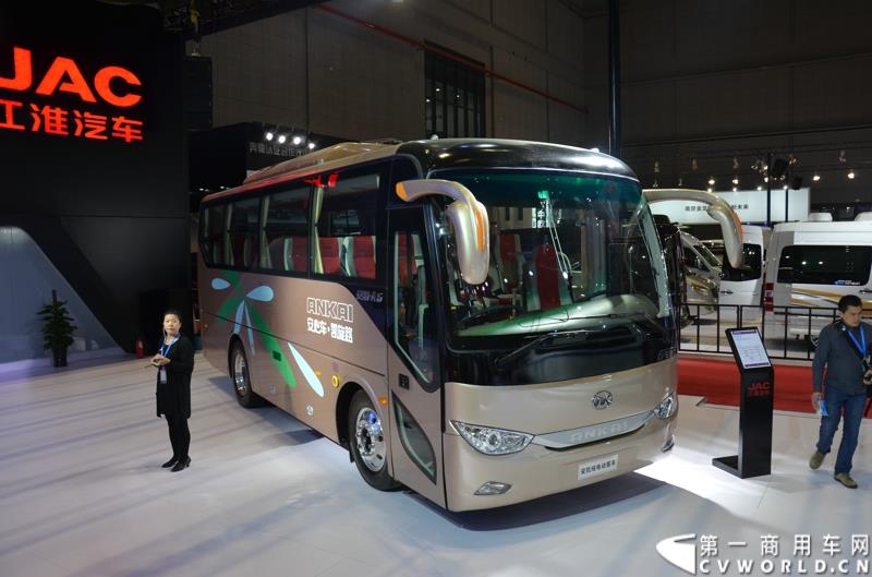 4月20日，第十六届上海国际车展盛大开幕，中国商用车行业领军品牌江淮轻型商用车携帅铃全系产品及最新国五动力集体参展，帅铃轻卡、帅铃X小卡、帅铃威司达中卡、帅铃T6皮卡等多款明星产品以城市物流专家集群形象亮相。图为安凯纯电动客车 