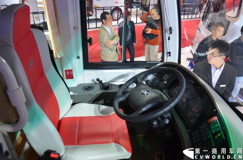 4月20日，第十六届上海国际车展盛大开幕，中国商用车行业领军品牌江淮轻型商用车携帅铃全系产品及最新国五动力集体参展，帅铃轻卡、帅铃X小卡、帅铃威司达中卡、帅铃T6皮卡等多款明星产品以城市物流专家集群形象亮相。图为安凯纯电动客车 