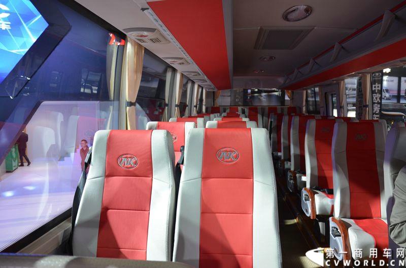 4月20日，第十六届上海国际车展盛大开幕，中国商用车行业领军品牌江淮轻型商用车携帅铃全系产品及最新国五动力集体参展，帅铃轻卡、帅铃X小卡、帅铃威司达中卡、帅铃T6皮卡等多款明星产品以城市物流专家集群形象亮相。图为安凯纯电动客车 