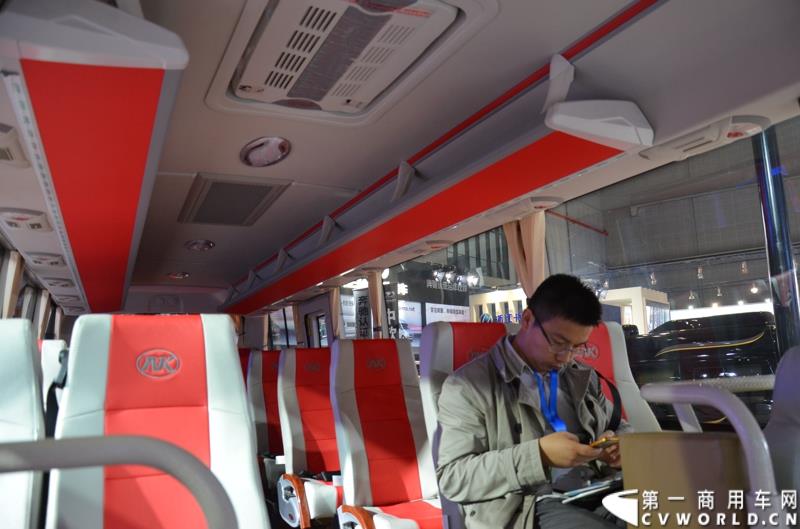 4月20日，第十六届上海国际车展盛大开幕，中国商用车行业领军品牌江淮轻型商用车携帅铃全系产品及最新国五动力集体参展，帅铃轻卡、帅铃X小卡、帅铃威司达中卡、帅铃T6皮卡等多款明星产品以城市物流专家集群形象亮相。图为安凯纯电动客车 