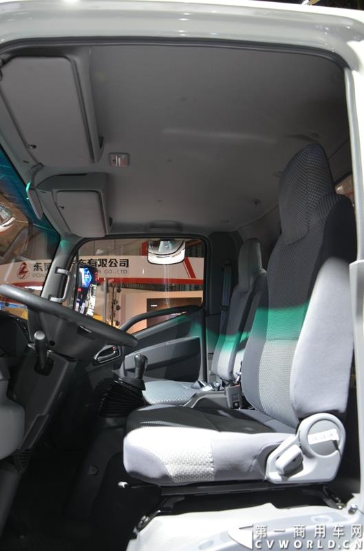 4月20日，第十六届上海国际车展盛大开幕，中国商用车行业领军品牌江淮轻型商用车携帅铃全系产品及最新国五动力集体参展，帅铃轻卡、帅铃X小卡、帅铃威司达中卡、帅铃T6皮卡等多款明星产品以城市物流专家集群形象亮相。图为帅铃H宽体轻卡 