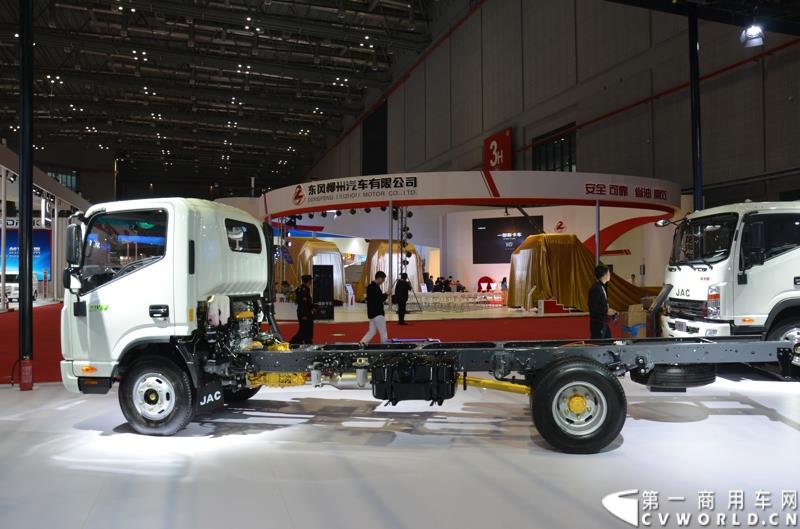 4月20日，第十六届上海国际车展盛大开幕，中国商用车行业领军品牌江淮轻型商用车携帅铃全系产品及最新国五动力集体参展，帅铃轻卡、帅铃X小卡、帅铃威司达中卡、帅铃T6皮卡等多款明星产品以城市物流专家集群形象亮相。图为帅铃H宽体轻卡 