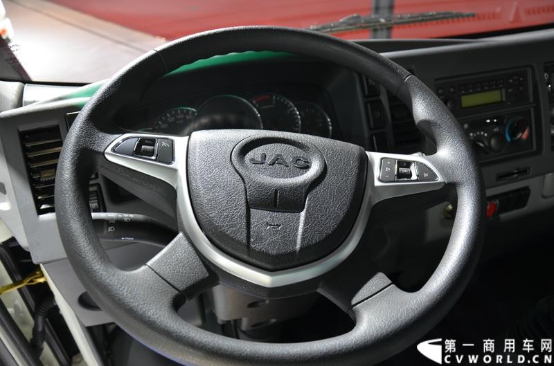 4月20日，第十六届上海国际车展盛大开幕，中国商用车行业领军品牌江淮轻型商用车携帅铃全系产品及最新国五动力集体参展，帅铃轻卡、帅铃X小卡、帅铃威司达中卡、帅铃T6皮卡等多款明星产品以城市物流专家集群形象亮相。图为帅铃H宽体轻卡 