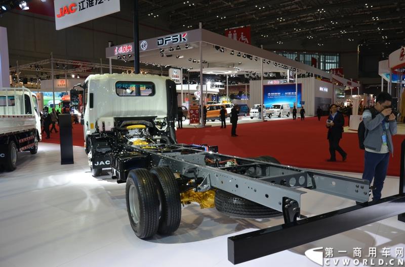 4月20日，第十六届上海国际车展盛大开幕，中国商用车行业领军品牌江淮轻型商用车携帅铃全系产品及最新国五动力集体参展，帅铃轻卡、帅铃X小卡、帅铃威司达中卡、帅铃T6皮卡等多款明星产品以城市物流专家集群形象亮相。图为帅铃H宽体轻卡 