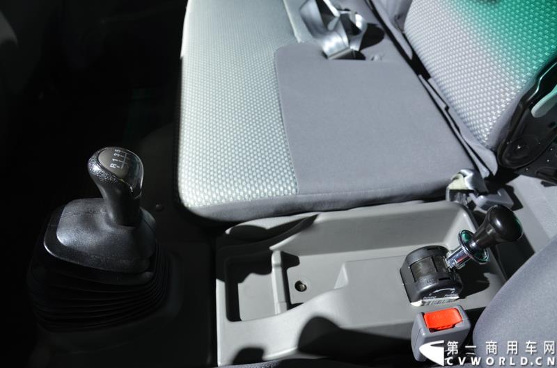 4月20日，第十六届上海国际车展盛大开幕，中国商用车行业领军品牌江淮轻型商用车携帅铃全系产品及最新国五动力集体参展，帅铃轻卡、帅铃X小卡、帅铃威司达中卡、帅铃T6皮卡等多款明星产品以城市物流专家集群形象亮相。图为帅铃H宽体轻卡 