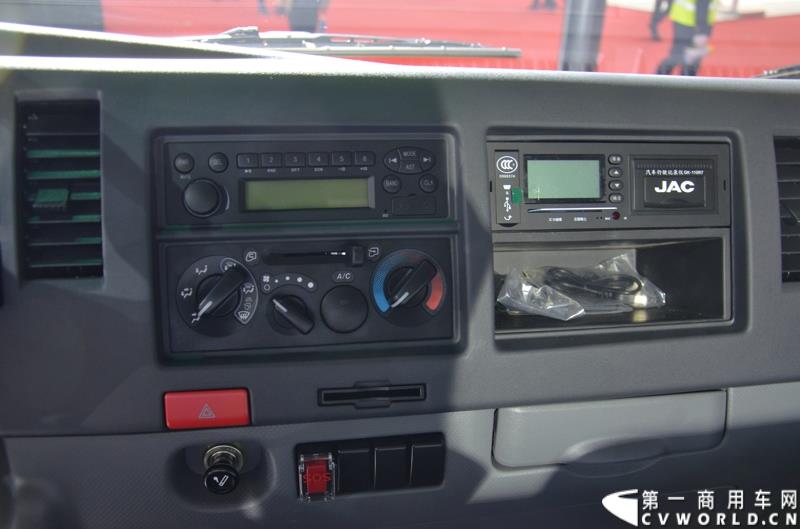 4月20日，第十六届上海国际车展盛大开幕，中国商用车行业领军品牌江淮轻型商用车携帅铃全系产品及最新国五动力集体参展，帅铃轻卡、帅铃X小卡、帅铃威司达中卡、帅铃T6皮卡等多款明星产品以城市物流专家集群形象亮相。图为帅铃H宽体轻卡 