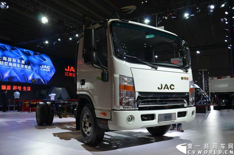 4月20日，第十六届上海国际车展盛大开幕，中国商用车行业领军品牌江淮轻型商用车携帅铃全系产品及最新国五动力集体参展，帅铃轻卡、帅铃X小卡、帅铃威司达中卡、帅铃T6皮卡等多款明星产品以城市物流专家集群形象亮相。图为帅铃H宽体轻卡 