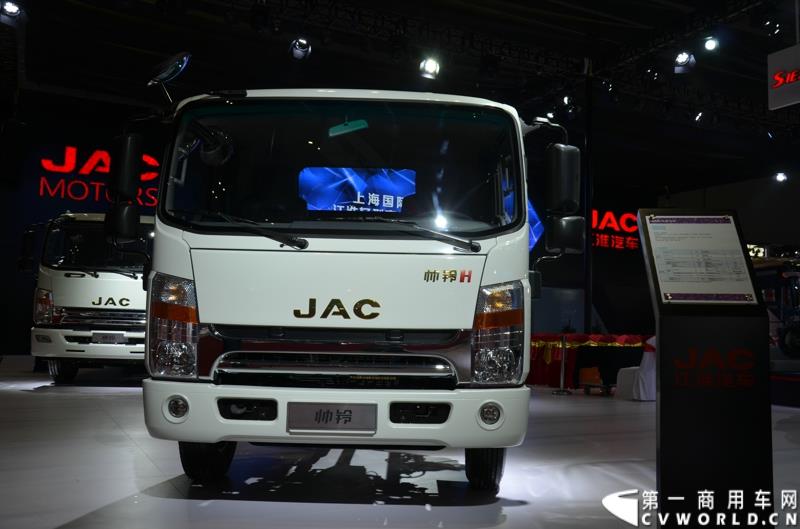 4月20日，第十六届上海国际车展盛大开幕，中国商用车行业领军品牌江淮轻型商用车携帅铃全系产品及最新国五动力集体参展，帅铃轻卡、帅铃X小卡、帅铃威司达中卡、帅铃T6皮卡等多款明星产品以城市物流专家集群形象亮相。图为帅铃H宽体轻卡 