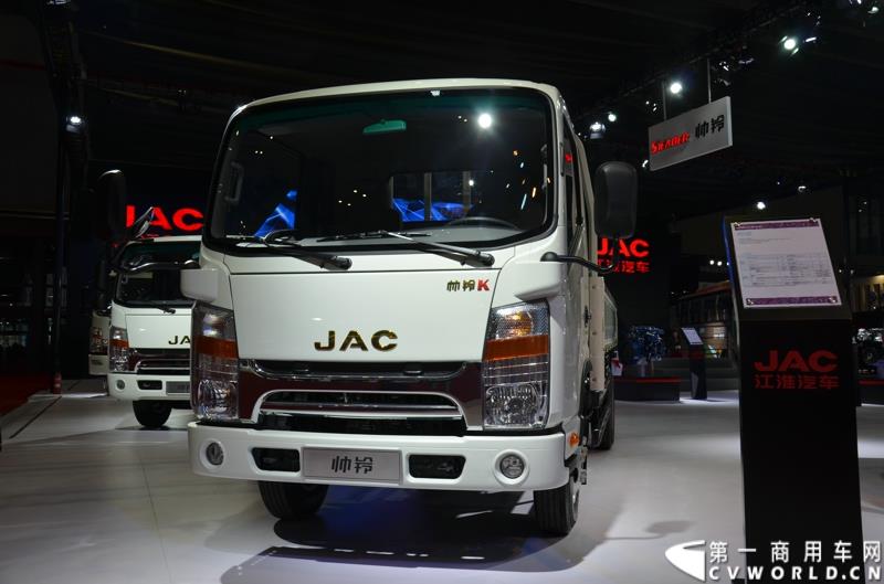 4月20日，第十六届上海国际车展盛大开幕，中国商用车行业领军品牌江淮轻型商用车携帅铃全系产品及最新国五动力集体参展，帅铃轻卡、帅铃X小卡、帅铃威司达中卡、帅铃T6皮卡等多款明星产品以城市物流专家集群形象亮相。图为帅铃K窄体轻卡 