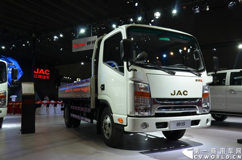 4月20日，第十六届上海国际车展盛大开幕，中国商用车行业领军品牌江淮轻型商用车携帅铃全系产品及最新国五动力集体参展，帅铃轻卡、帅铃X小卡、帅铃威司达中卡、帅铃T6皮卡等多款明星产品以城市物流专家集群形象亮相。图为帅铃K窄体轻卡 