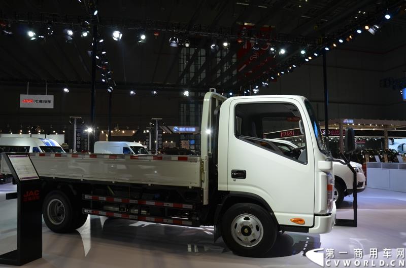 4月20日，第十六届上海国际车展盛大开幕，中国商用车行业领军品牌江淮轻型商用车携帅铃全系产品及最新国五动力集体参展，帅铃轻卡、帅铃X小卡、帅铃威司达中卡、帅铃T6皮卡等多款明星产品以城市物流专家集群形象亮相。图为帅铃K窄体轻卡 