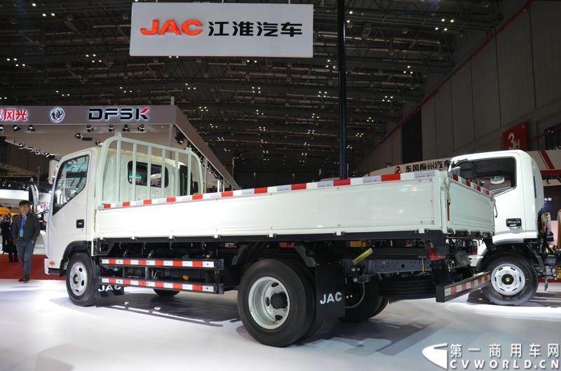 4月20日，第十六届上海国际车展盛大开幕，中国商用车行业领军品牌江淮轻型商用车携帅铃全系产品及最新国五动力集体参展，帅铃轻卡、帅铃X小卡、帅铃威司达中卡、帅铃T6皮卡等多款明星产品以城市物流专家集群形象亮相。图为帅铃K窄体轻卡 