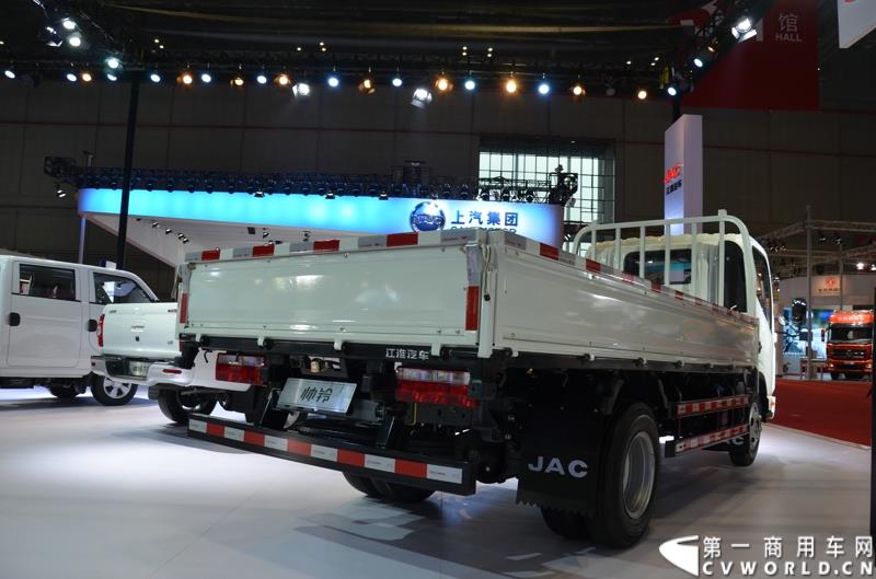 4月20日，第十六届上海国际车展盛大开幕，中国商用车行业领军品牌江淮轻型商用车携帅铃全系产品及最新国五动力集体参展，帅铃轻卡、帅铃X小卡、帅铃威司达中卡、帅铃T6皮卡等多款明星产品以城市物流专家集群形象亮相。图为帅铃K窄体轻卡 