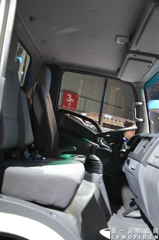 4月20日，第十六届上海国际车展盛大开幕，中国商用车行业领军品牌江淮轻型商用车携帅铃全系产品及最新国五动力集体参展，帅铃轻卡、帅铃X小卡、帅铃威司达中卡、帅铃T6皮卡等多款明星产品以城市物流专家集群形象亮相。图为帅铃K窄体轻卡 