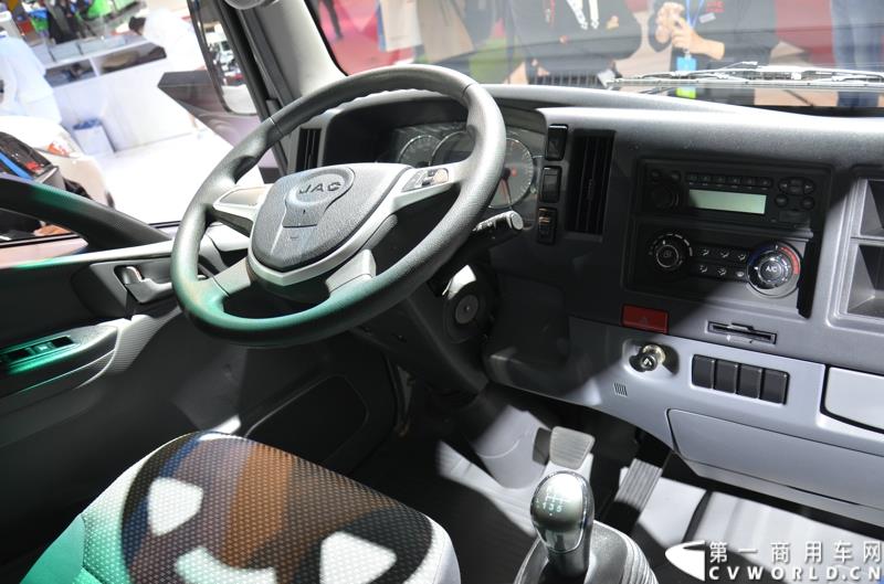 4月20日，第十六届上海国际车展盛大开幕，中国商用车行业领军品牌江淮轻型商用车携帅铃全系产品及最新国五动力集体参展，帅铃轻卡、帅铃X小卡、帅铃威司达中卡、帅铃T6皮卡等多款明星产品以城市物流专家集群形象亮相。图为帅铃K窄体轻卡 