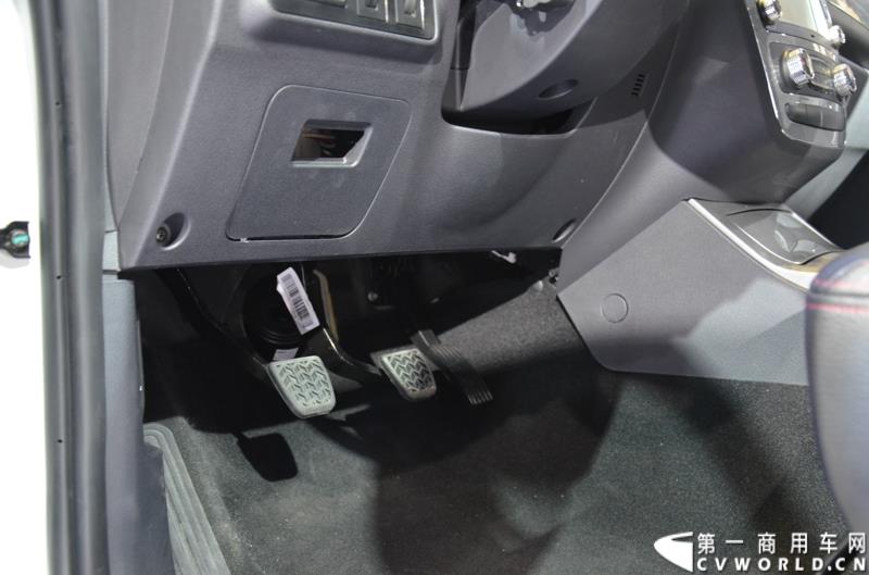 4月20日，第十六届上海国际车展盛大开幕，中国商用车行业领军品牌江淮轻型商用车携帅铃全系产品及最新国五动力集体参展，帅铃轻卡、帅铃X小卡、帅铃威司达中卡、帅铃T6皮卡等多款明星产品以城市物流专家集群形象亮相。图为帅铃T6皮卡