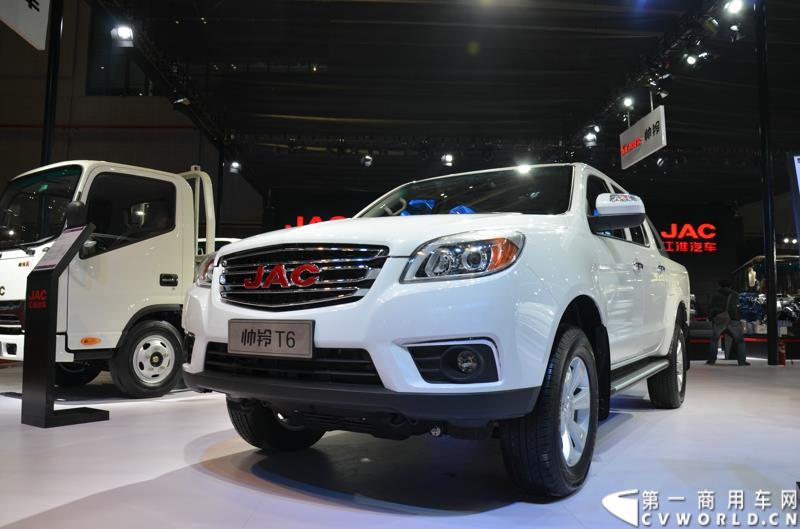 4月20日，第十六届上海国际车展盛大开幕，中国商用车行业领军品牌江淮轻型商用车携帅铃全系产品及最新国五动力集体参展，帅铃轻卡、帅铃X小卡、帅铃威司达中卡、帅铃T6皮卡等多款明星产品以城市物流专家集群形象亮相。图为帅铃T6皮卡