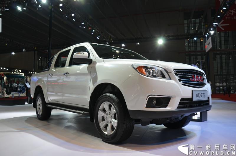 4月20日，第十六届上海国际车展盛大开幕，中国商用车行业领军品牌江淮轻型商用车携帅铃全系产品及最新国五动力集体参展，帅铃轻卡、帅铃X小卡、帅铃威司达中卡、帅铃T6皮卡等多款明星产品以城市物流专家集群形象亮相。图为帅铃T6皮卡