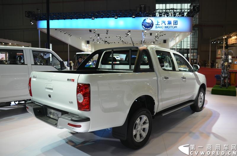 4月20日，第十六届上海国际车展盛大开幕，中国商用车行业领军品牌江淮轻型商用车携帅铃全系产品及最新国五动力集体参展，帅铃轻卡、帅铃X小卡、帅铃威司达中卡、帅铃T6皮卡等多款明星产品以城市物流专家集群形象亮相。图为帅铃T6皮卡