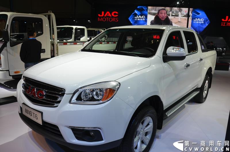 4月20日，第十六届上海国际车展盛大开幕，中国商用车行业领军品牌江淮轻型商用车携帅铃全系产品及最新国五动力集体参展，帅铃轻卡、帅铃X小卡、帅铃威司达中卡、帅铃T6皮卡等多款明星产品以城市物流专家集群形象亮相。图为帅铃T6皮卡