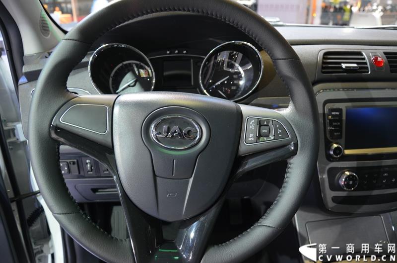 4月20日，第十六届上海国际车展盛大开幕，中国商用车行业领军品牌江淮轻型商用车携帅铃全系产品及最新国五动力集体参展，帅铃轻卡、帅铃X小卡、帅铃威司达中卡、帅铃T6皮卡等多款明星产品以城市物流专家集群形象亮相。图为帅铃T6皮卡