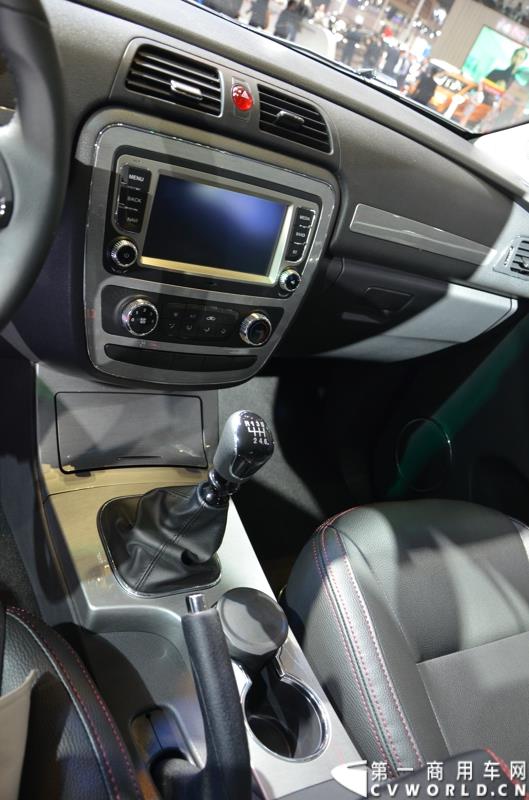 4月20日，第十六届上海国际车展盛大开幕，中国商用车行业领军品牌江淮轻型商用车携帅铃全系产品及最新国五动力集体参展，帅铃轻卡、帅铃X小卡、帅铃威司达中卡、帅铃T6皮卡等多款明星产品以城市物流专家集群形象亮相。图为帅铃T6皮卡