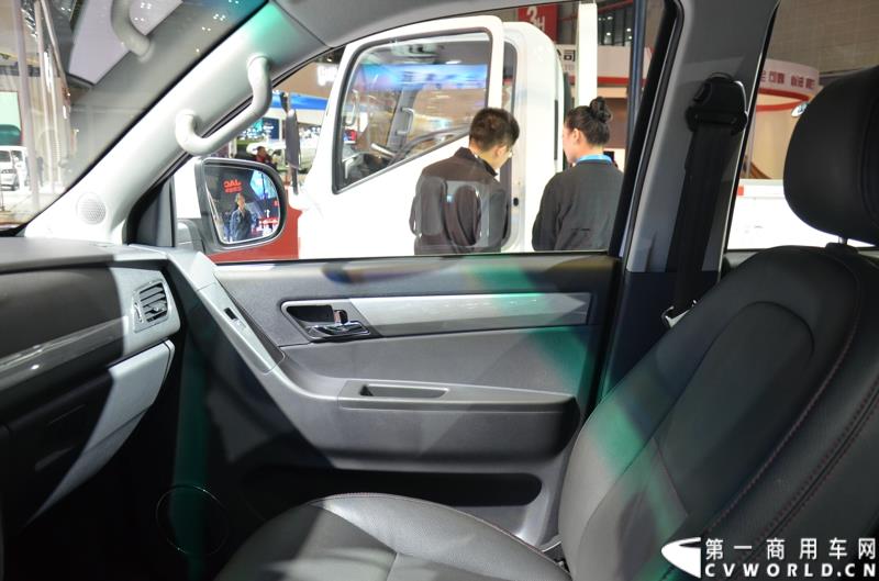 4月20日，第十六届上海国际车展盛大开幕，中国商用车行业领军品牌江淮轻型商用车携帅铃全系产品及最新国五动力集体参展，帅铃轻卡、帅铃X小卡、帅铃威司达中卡、帅铃T6皮卡等多款明星产品以城市物流专家集群形象亮相。图为帅铃T6皮卡