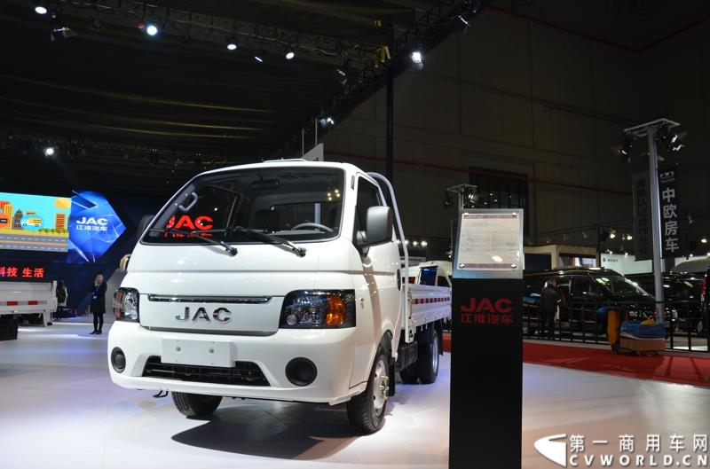 4月20日，第十六届上海国际车展盛大开幕，中国商用车行业领军品牌江淮轻型商用车携帅铃全系产品及最新国五动力集体参展，帅铃轻卡、帅铃X小卡、帅铃威司达中卡、帅铃T6皮卡等多款明星产品以城市物流专家集群形象亮相。图为帅铃X 