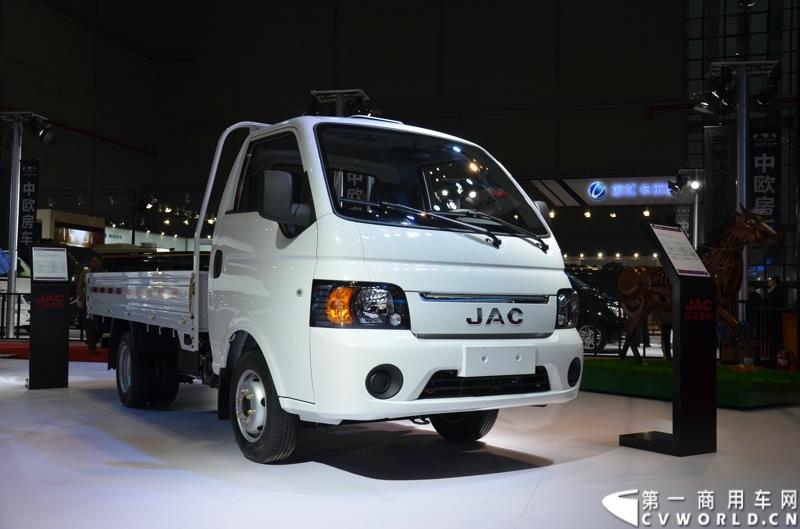 4月20日，第十六届上海国际车展盛大开幕，中国商用车行业领军品牌江淮轻型商用车携帅铃全系产品及最新国五动力集体参展，帅铃轻卡、帅铃X小卡、帅铃威司达中卡、帅铃T6皮卡等多款明星产品以城市物流专家集群形象亮相。图为帅铃X 