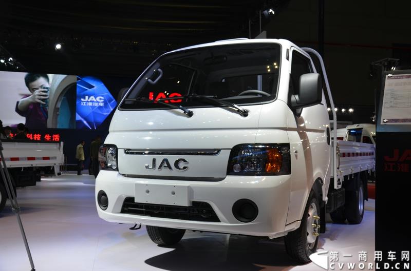 4月20日，第十六届上海国际车展盛大开幕，中国商用车行业领军品牌江淮轻型商用车携帅铃全系产品及最新国五动力集体参展，帅铃轻卡、帅铃X小卡、帅铃威司达中卡、帅铃T6皮卡等多款明星产品以城市物流专家集群形象亮相。图为帅铃X 